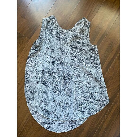 Vince Camuto XS grey and white sleeveless snakeskin blouse - Picture 6 of 10